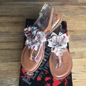 NWT Fergie cute summer sandals size 6